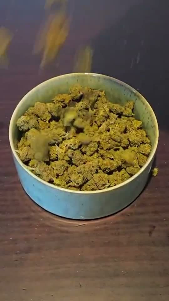 Fleurs CBD dans un bol